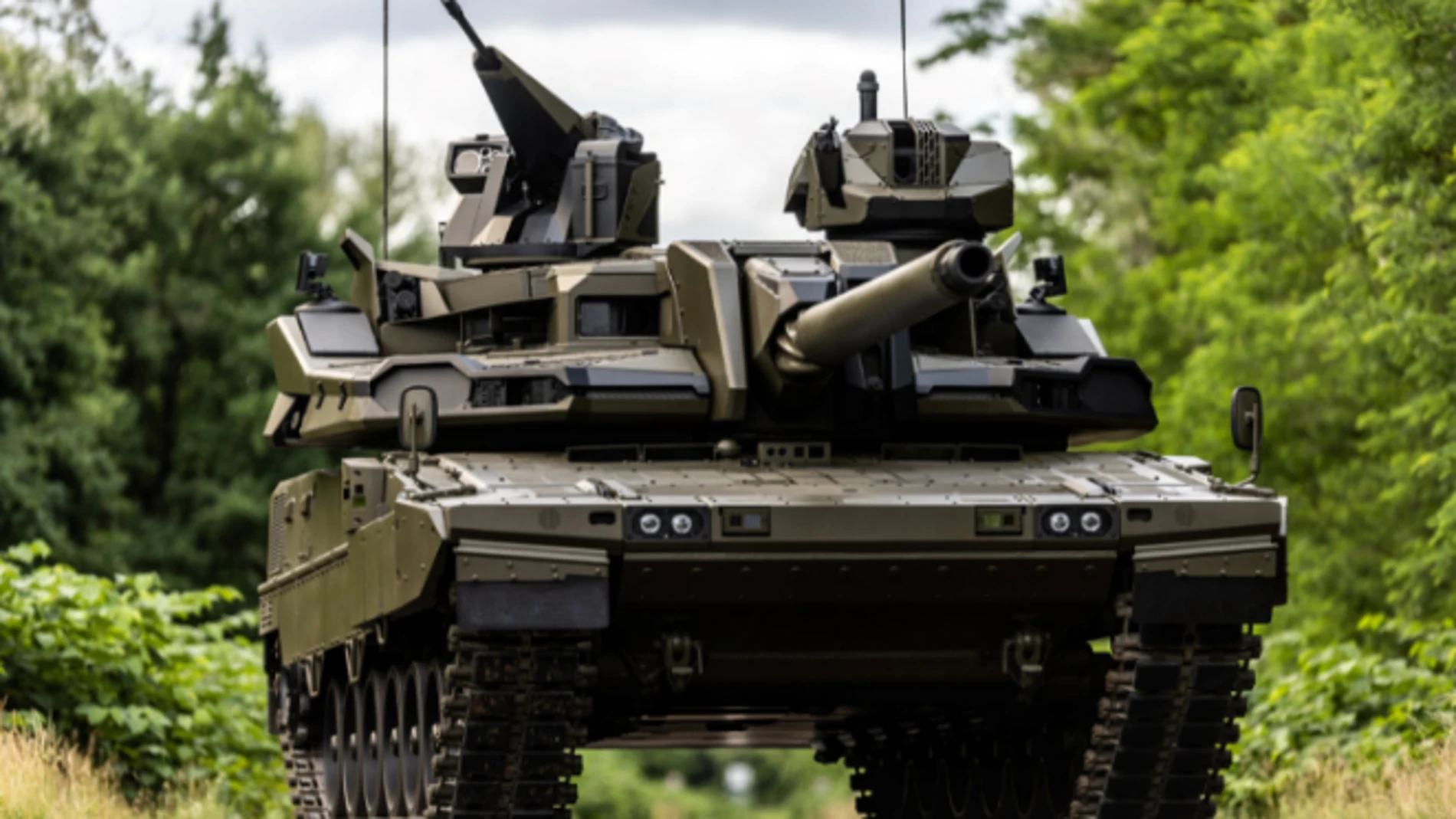 Así es el nuevo tanque francoalemán EMBT-ADT 140: torreta con 3 cañones y 'potencia de fuego inigualable'.