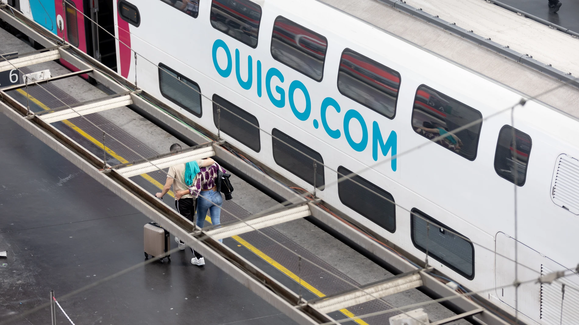 Un tren de Ouigo, en la estación de Atocha, a 27 de junio de 2024, en Madrid (España). El ministro de Transportes y Movilidad Sostenible ha anunciado que Renfe está ultimando la elaboración de una denuncia contra el operador ferroviario Ouigo que interpondrá ante la Comisión Europea por presuntas prácticas anticompetitivas. 27 JUNIO 2024;MADRID;OUIGO;RENFE;COMISIÓN EUROPEA;PRÁCTICAS ANTICOMPETITIVAS Eduardo Parra / Europa Press 27/06/2024