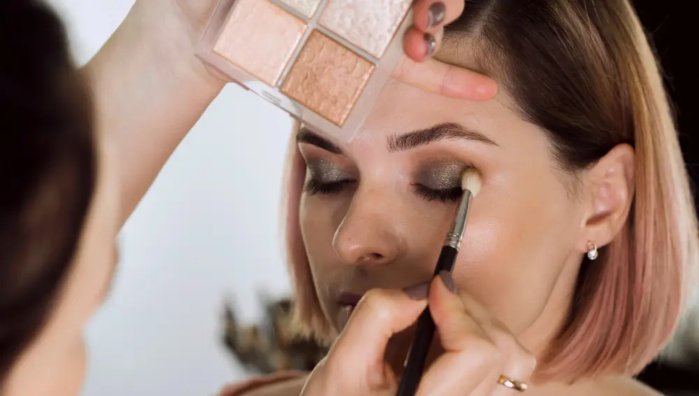 Cosméticos como los limpiadores faciales pueden contener PFAS