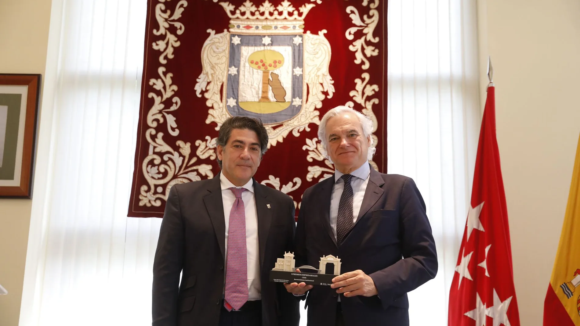David Pérez, el concejal del distrito, junto a Miguel Garrido de la Cierva, actual presidente de la Confederación de Empresarios de Madrid (CEIM)