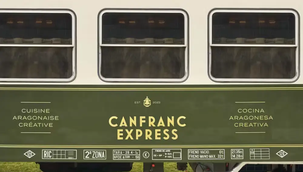 Una de las experiencias gastronómicas es cenar en un vagón similar al Orient Express