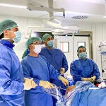 El equipo de Vithas/Invictum en quirófano