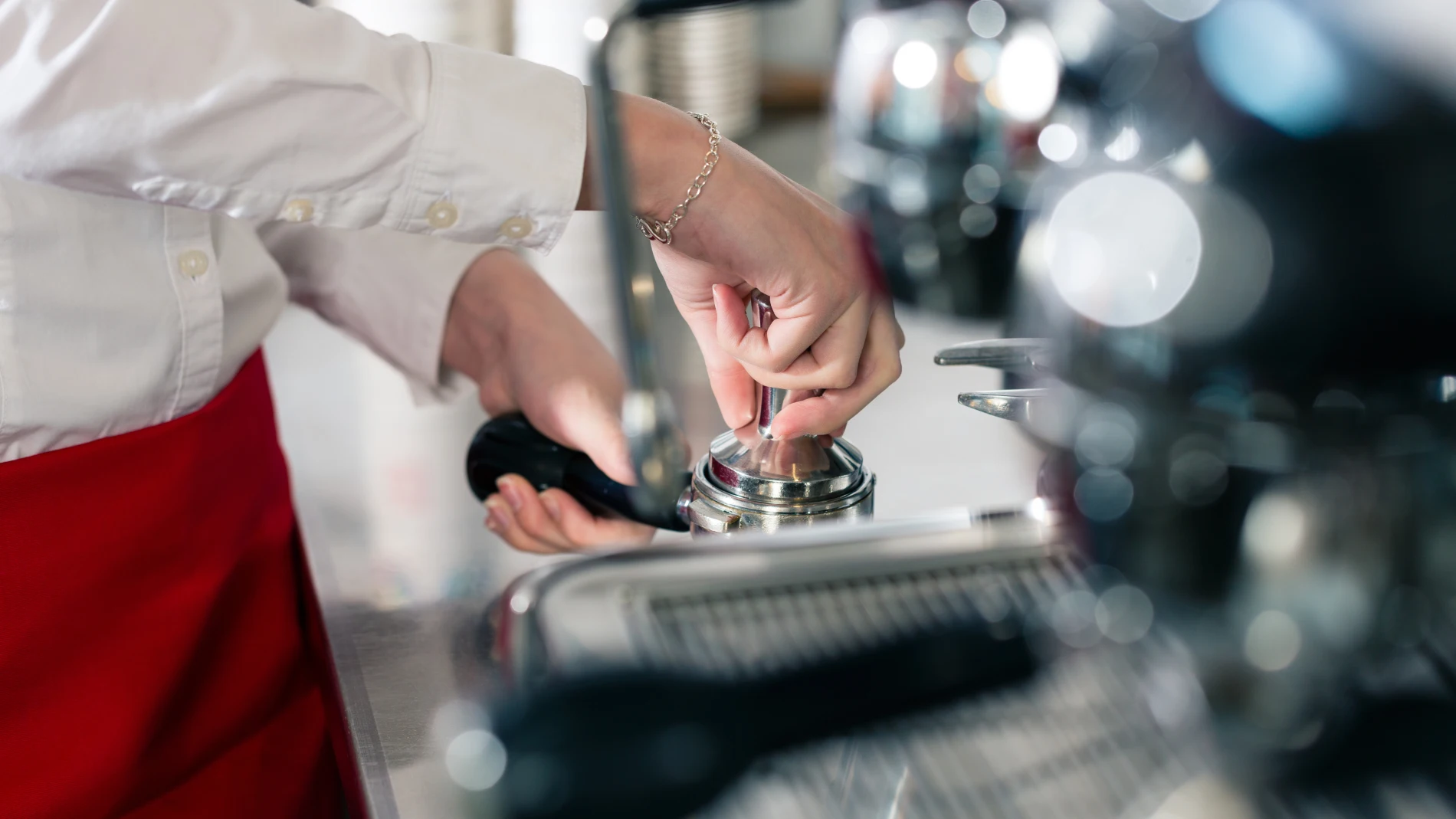 Dueño de una cafetería criticado por propuesta laboral indigna