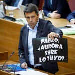 Mazón muestra los carteles homófobos contra el alcalde de Elche que han aparecido en las calles de la ciudad