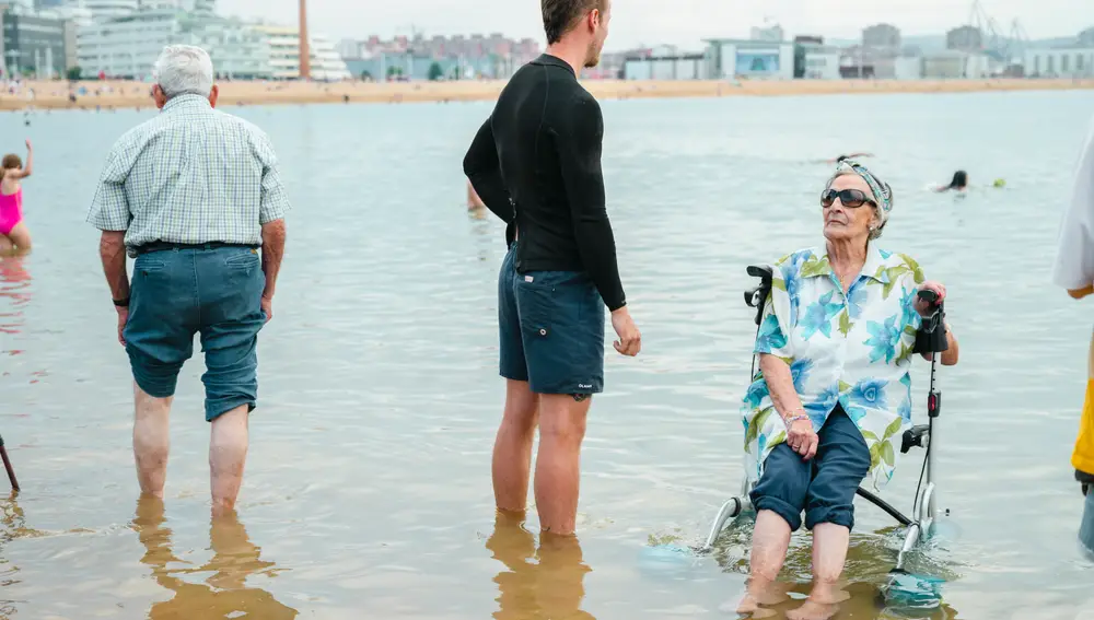 Remojando los pies en el mar