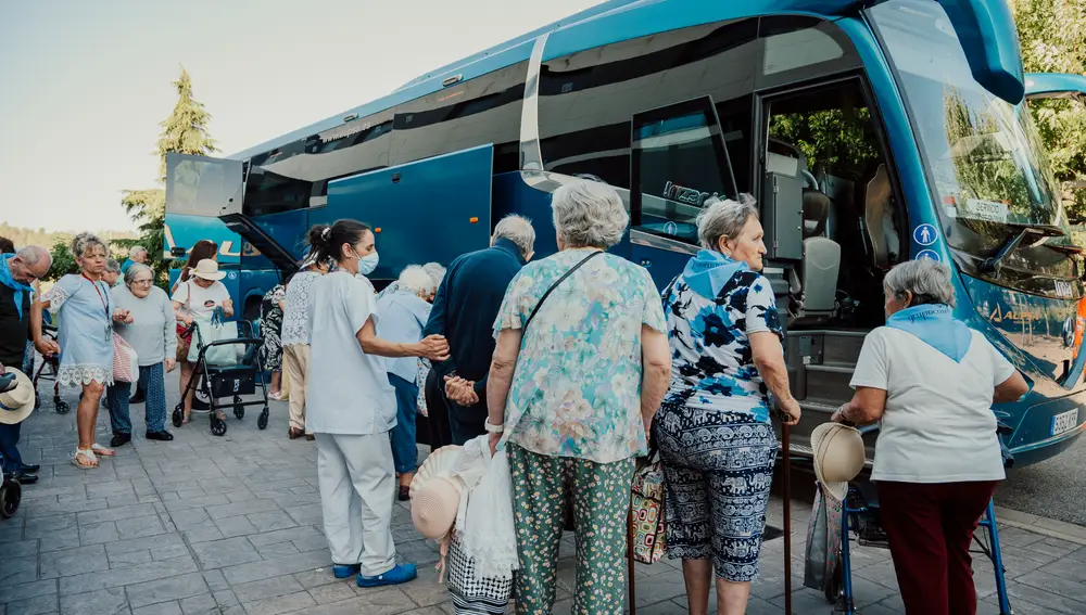 Los residentes montando en el autobús