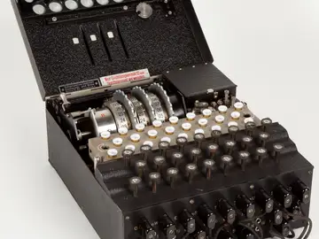 Máquina Enigma en el Museo Nacional de la Ciencia y la Tecnología Leonardo da Vinci, Milán Máquina Enigma en el Museo Nacional de la Ciencia y la Tecnología Leonardo da Vinci, Milán
