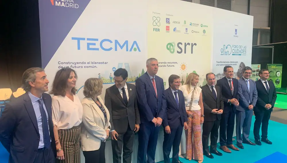 Foto de familia tras el acto inaugural del 6º Foro de las Ciudades