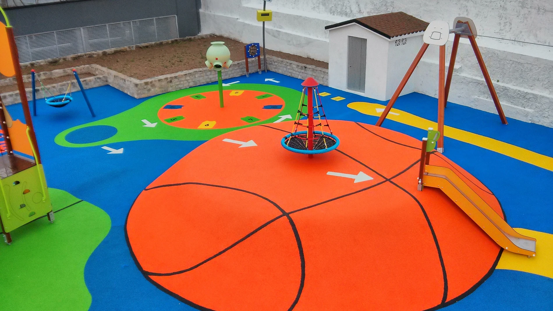 Parque infantil con pavimento elaborado con caucho reciclado