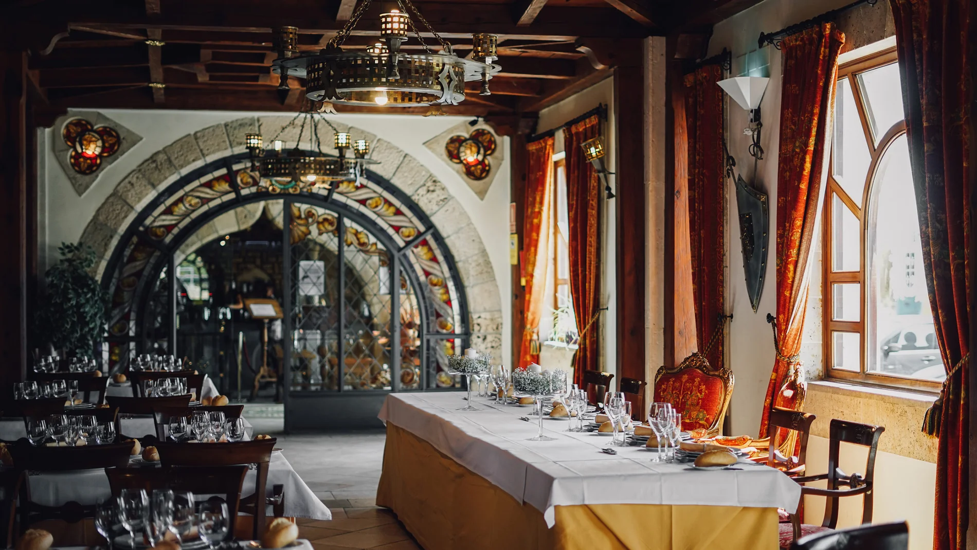 Hotel Restaurante "El Castillo" en la localidad burgalesa de Sasamón