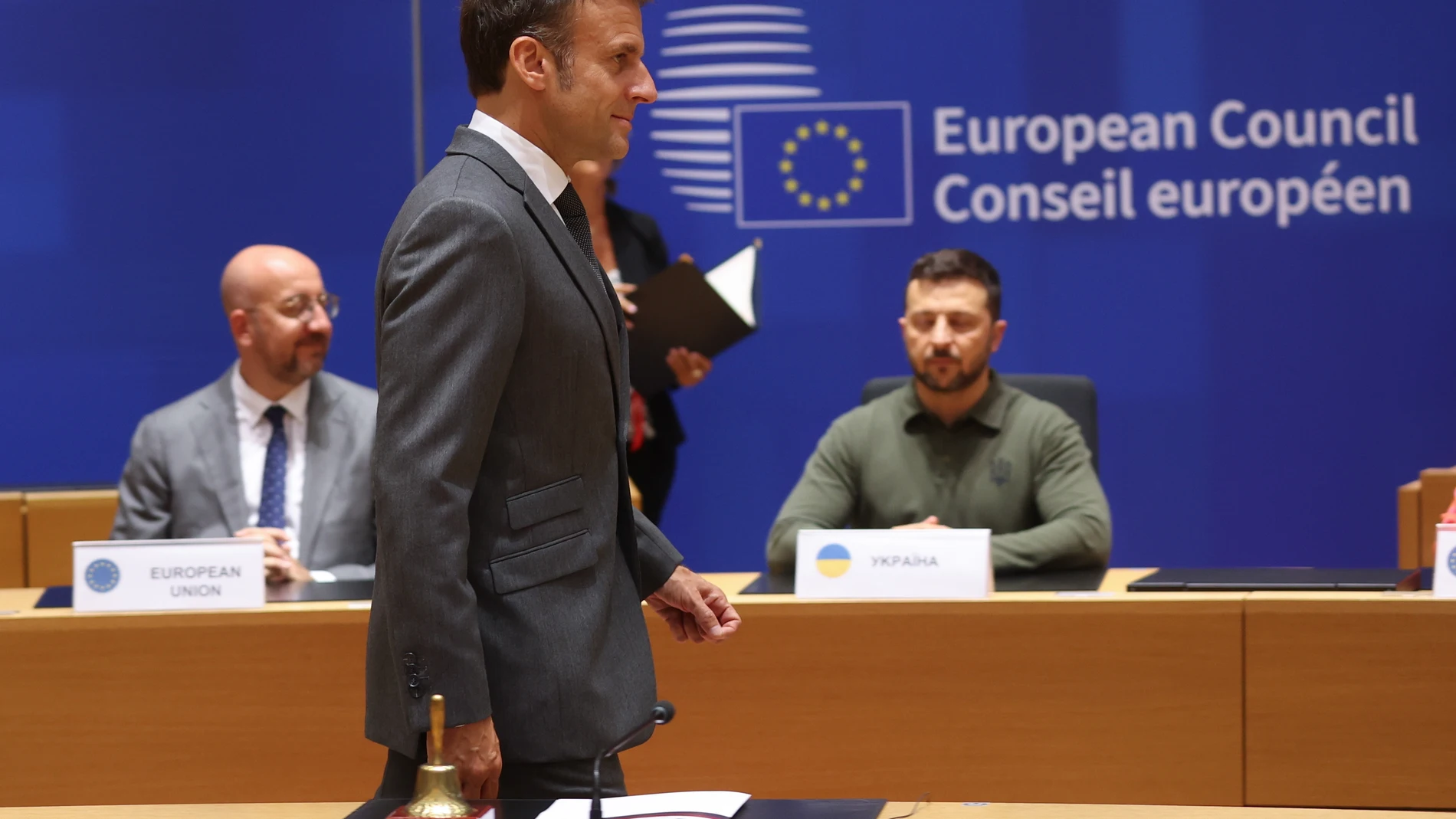 Brussels (Belgium), 27/06/2024.- French President Emmanuel Macron (C) passes in front of European Council President Charles Michel (L) and, Ukraine's President Volodymyr Zelensky (R), as they take part at signature ceremony of security agreement with the EU, during European Council in Brussels, Belgium, 27 June 2024. EU leaders are gathering in Brussels for a two-day summit to discuss the Strategic Agenda 2024-2029, the next institutional cycle, Ukraine, the Middle East, competitiveness, secu...