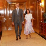 La Reina Letizia y sus sandalias planas joya. 