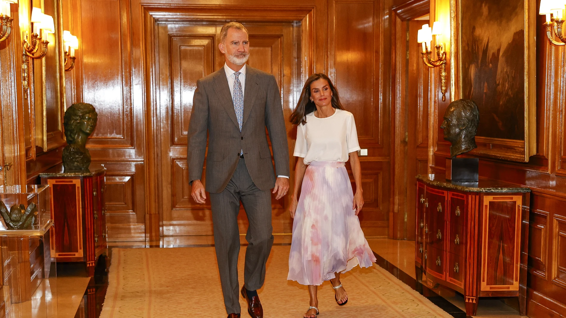 La Reina Letizia y sus sandalias planas joya.