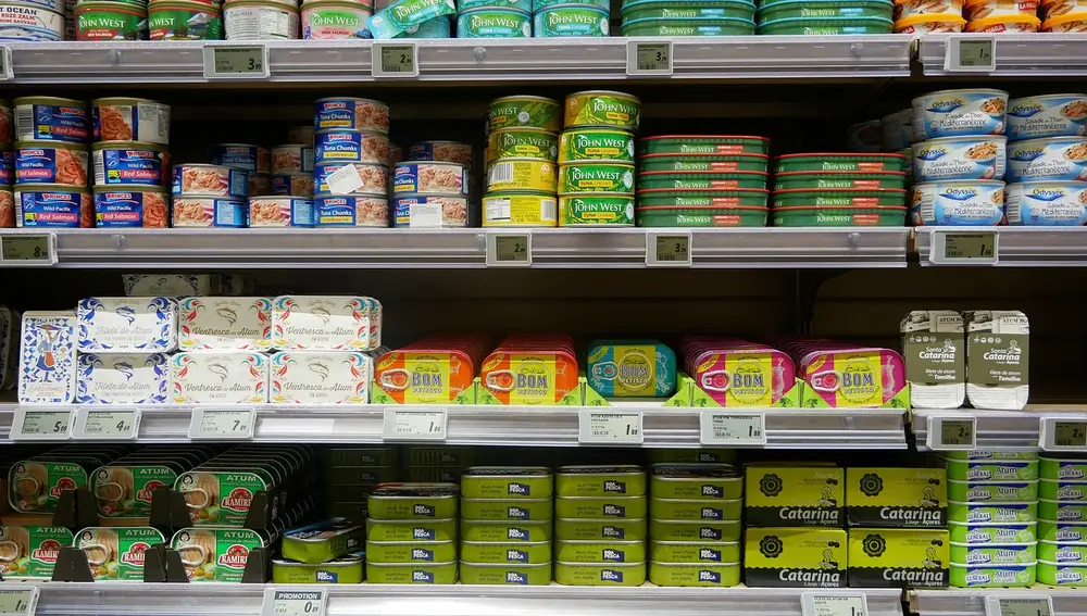 Estante de latas de conservas