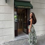 Violeta Mangriñán con la falda de rebajas de Zara.