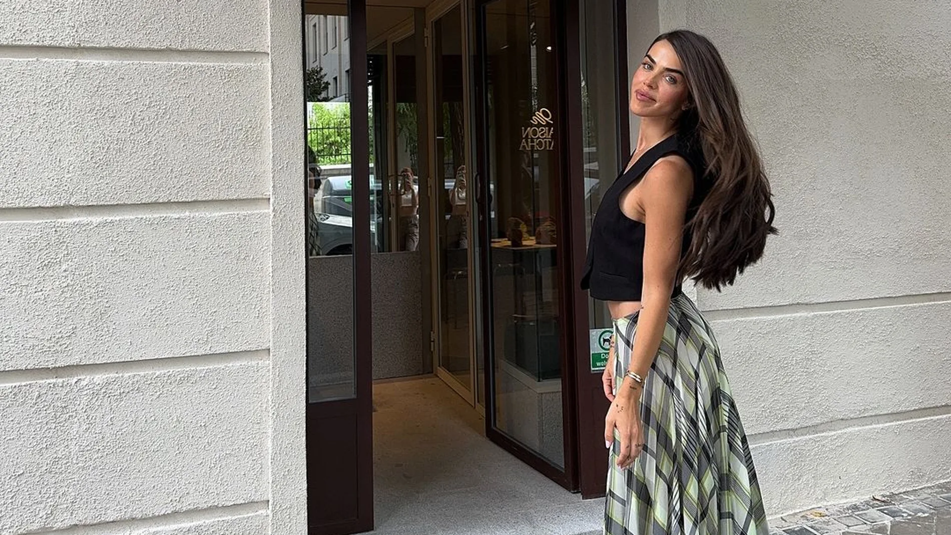 Violeta Mangriñán con la falda de rebajas de Zara.