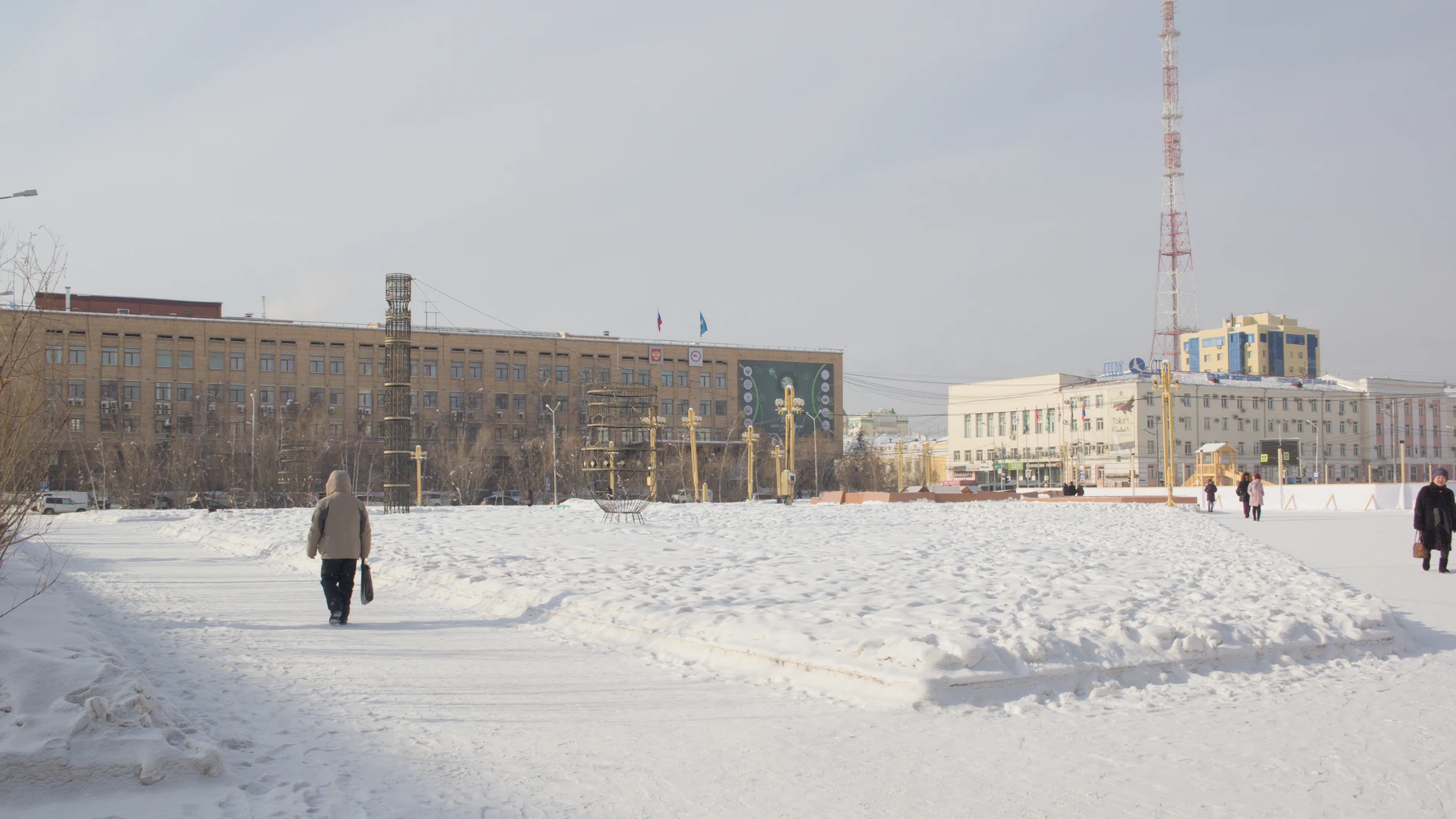 Yakutsk es una ciudad que se encuentra en el noroeste de Rusia, concretamente en la región de Siberia, y es considerada la ciudad más fría del mundo, con temperaturas extremas que llegan a los cincuenta grados bajo cero