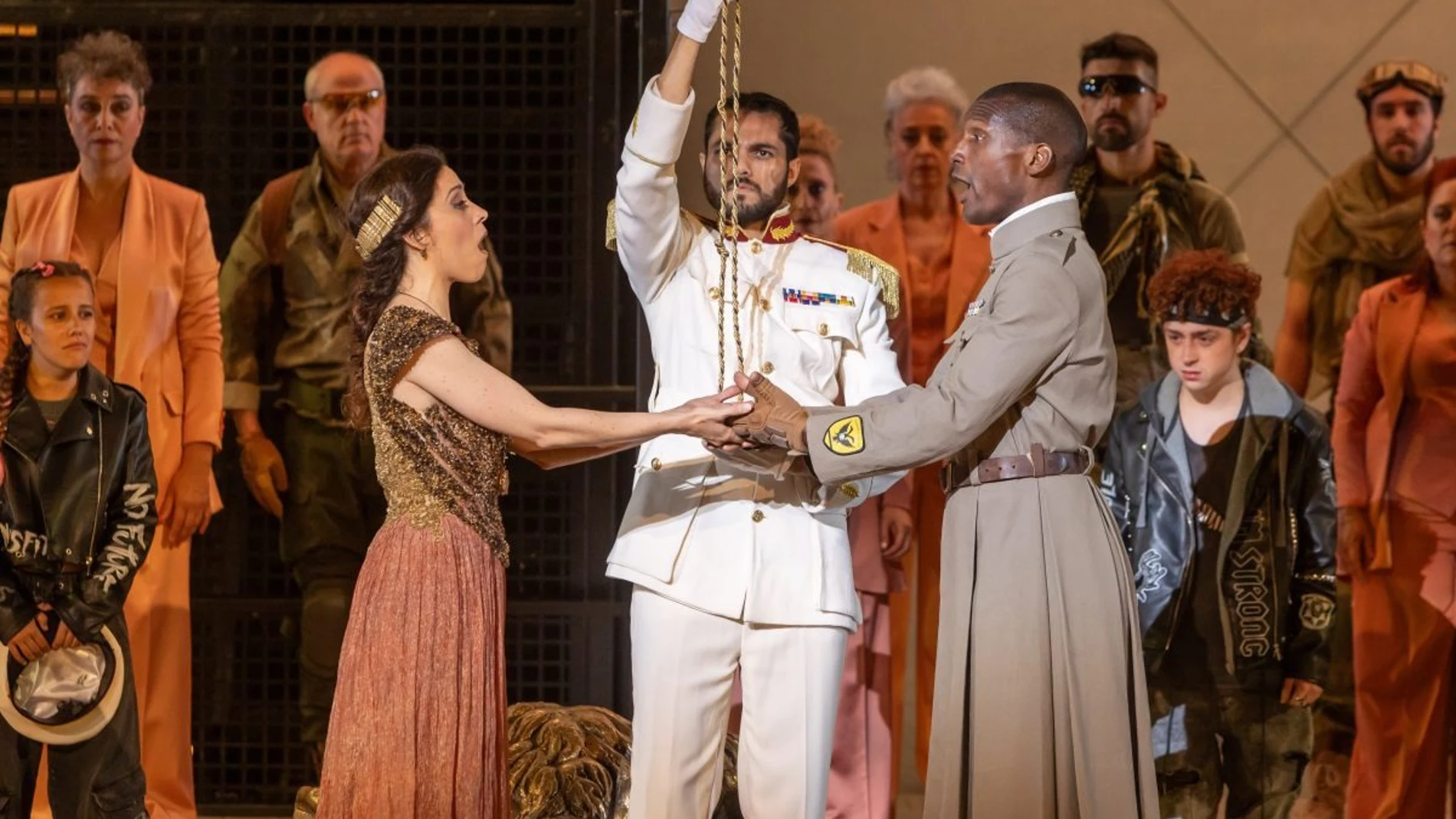 Ángeles Blancas y Noah Stewart protagonizan «Medea / Médée» (ambos con las manos unidas en la foto), un espectacular montaje dirigido por Paco Azorín en el Festival de Teatro de Mérida