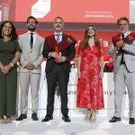 El presidente del Grupo Planeta y Atresmedia, José Creuheras, junto a Marc Murtra, presidente Ejecutivo de Indra, con tres de los alumnos de EAE Business School Madrid 