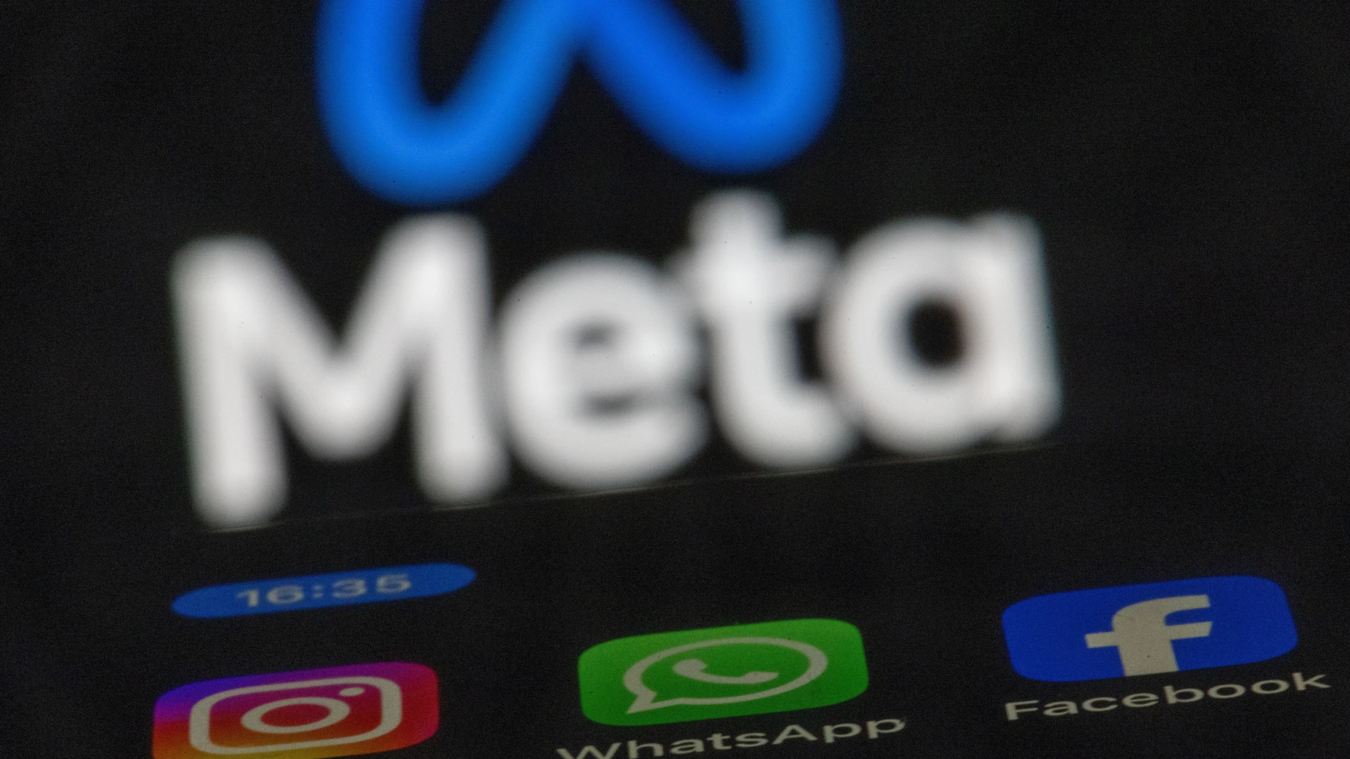 ILLUSTRATION - 16 May 2024, Mecklenburg-Western Pomerania, Schwerin: The Instagram, Facebook and WhatsApp apps can be seen on the display of a smartphone, in front of the logo of the Meta internet company. Photo: Jens Büttner/dpa (Foto de ARCHIVO) 16/05/2024 ONLY FOR USE IN SPAIN