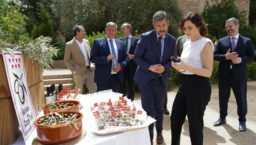 Ayuso con zapatillas.