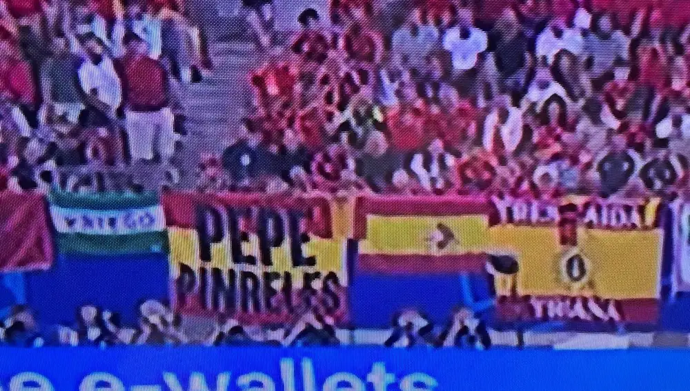Pepe Pinreles, claramente visible en la grada en el Albania-España