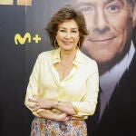 Ana Rosa con pantalones de flores.
