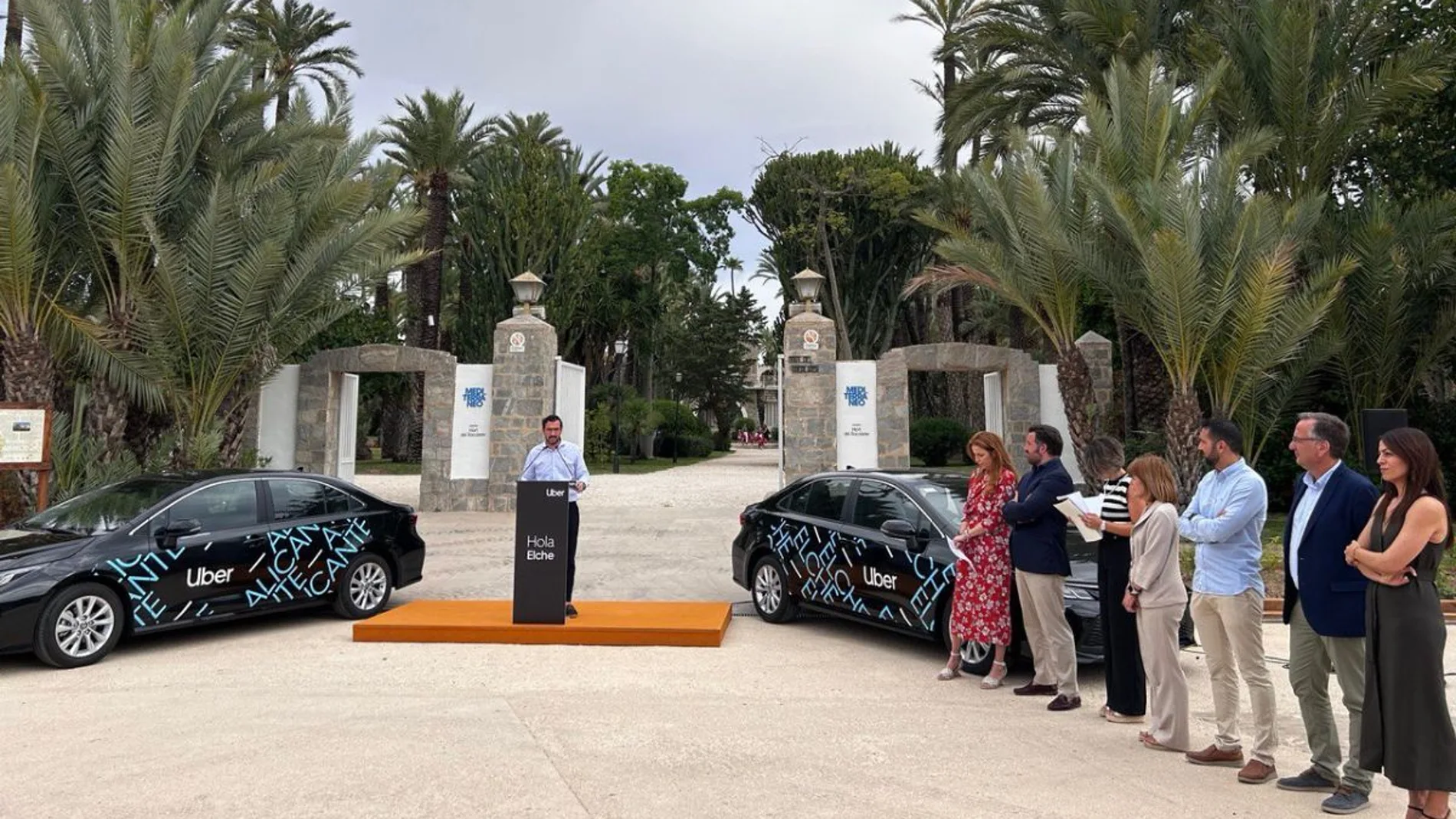 El alcalde de Elche (Alicante), Pablo Ruz, presentando el nuevo servicio de Uber en la ciudad