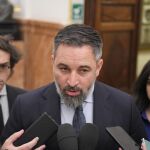 Abascal arremete contra Sánchez y Feijóo por "defender el régimen narcocomunista" en Bolivia, tras la intentona golpista