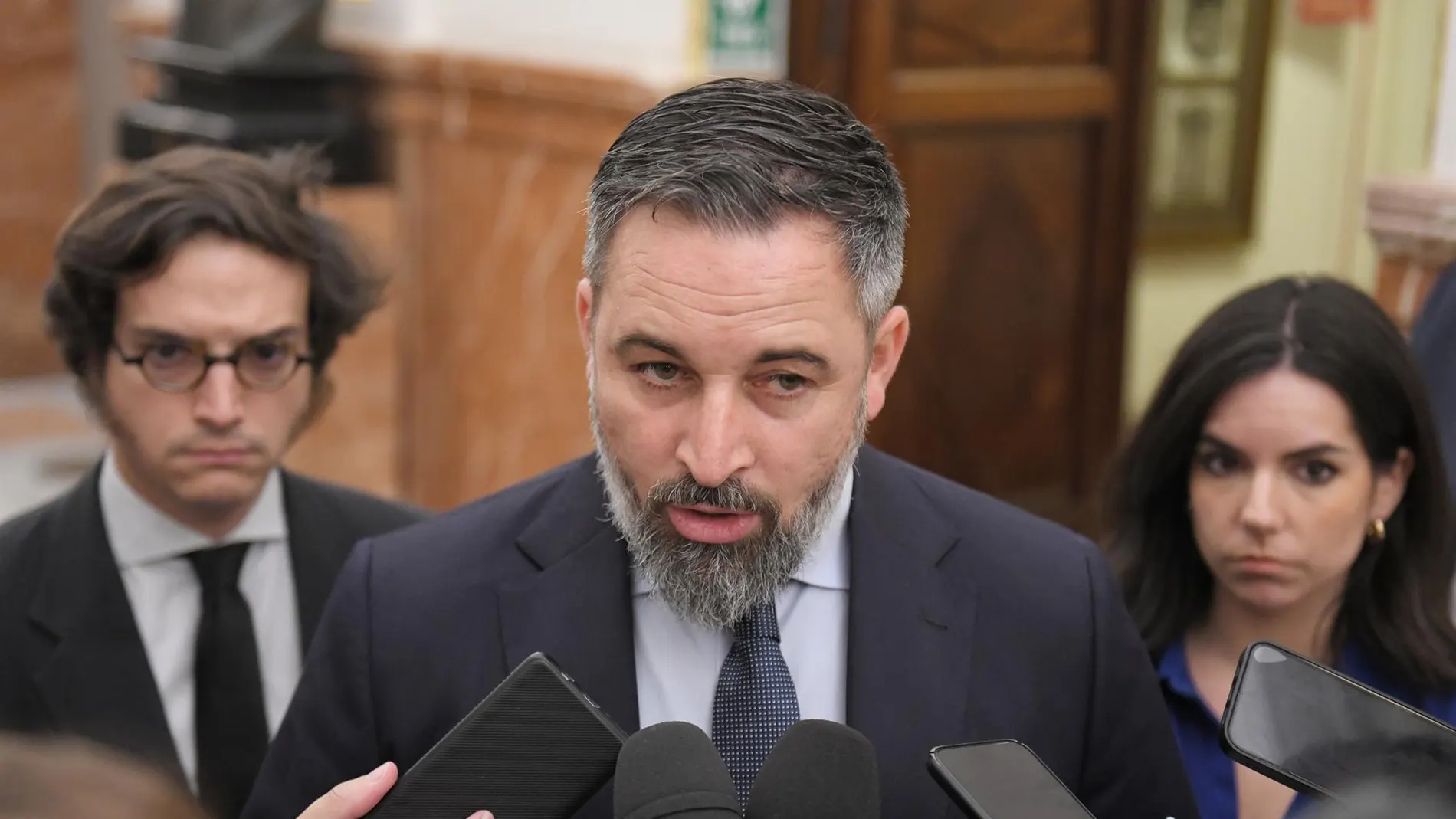 Abascal arremete contra Sánchez y Feijóo por "defender el régimen narcocomunista" en Bolivia, tras la intentona golpista