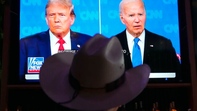 Un ciudadado estadounidense viendo el debate entre Trump y Biden