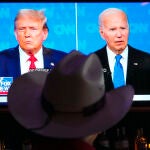Un ciudadado estadounidense viendo el debate entre Trump y Biden