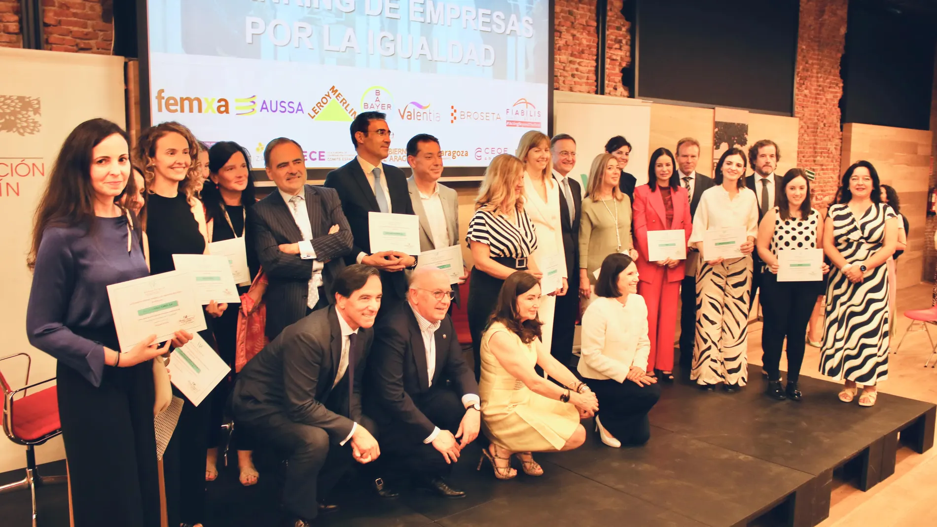 Imagen de los premiados, junto a miembros del jurado y la presidenta de Woman Forward, Mirian izquierdo