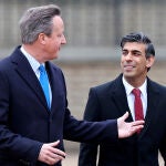 El ministro británico de Exteriores, David Cameron, y el primer ministro, Rishi Sunak, llegan para asistir a una Ceremonia de Bienvenida al presidente surcoreano en Horse Guards Parade, en el centro de Londres, el 21 de noviembre de 2023