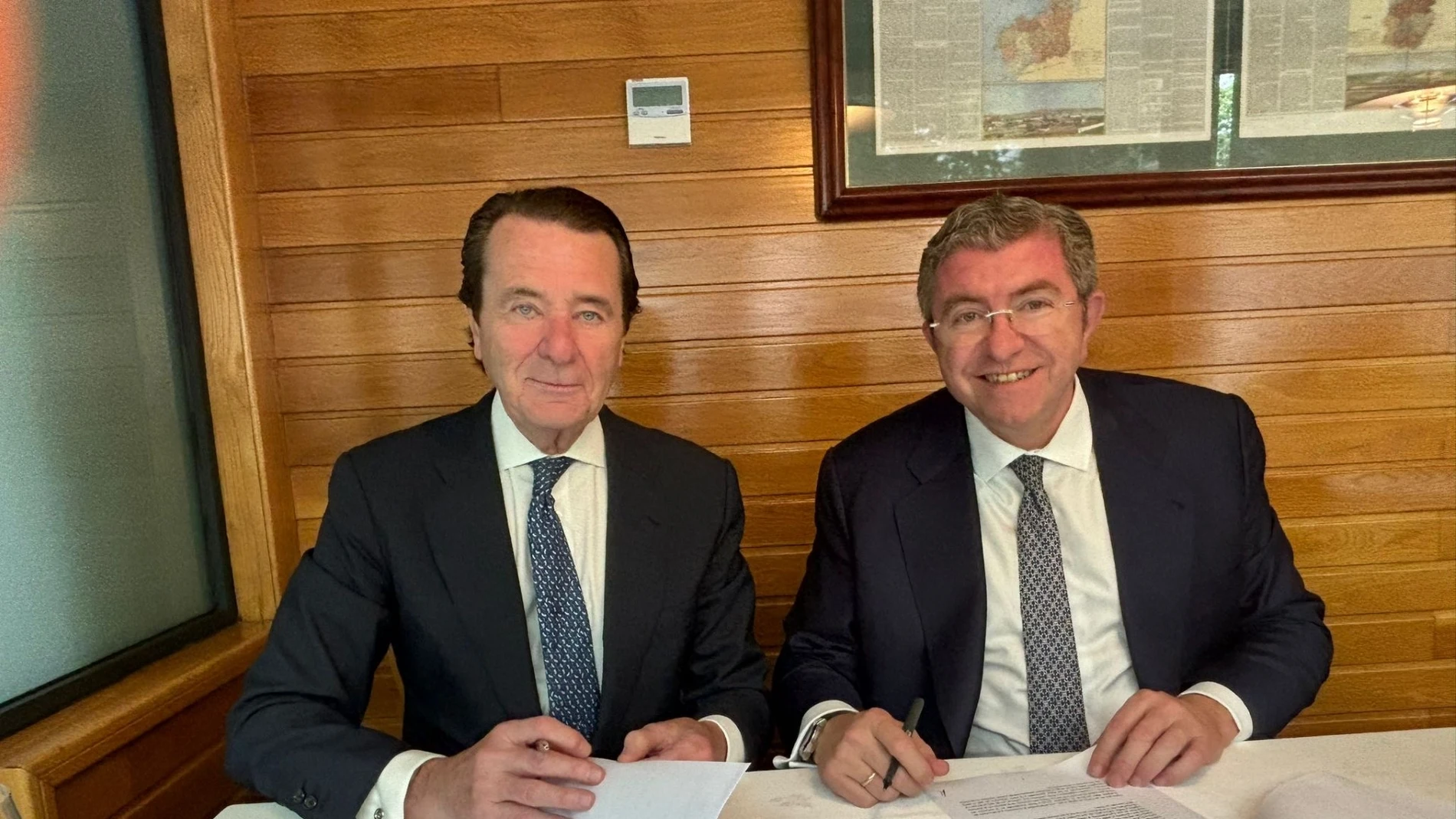 el presidente de EFCL, Isidoro J. Alanís, (derecha) y el director general de Ungría Patentes y Marcas, Javier Ungría