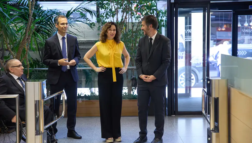 Ayuso visita las instalaciones la nueva Oficina de Atención al Ciudadano