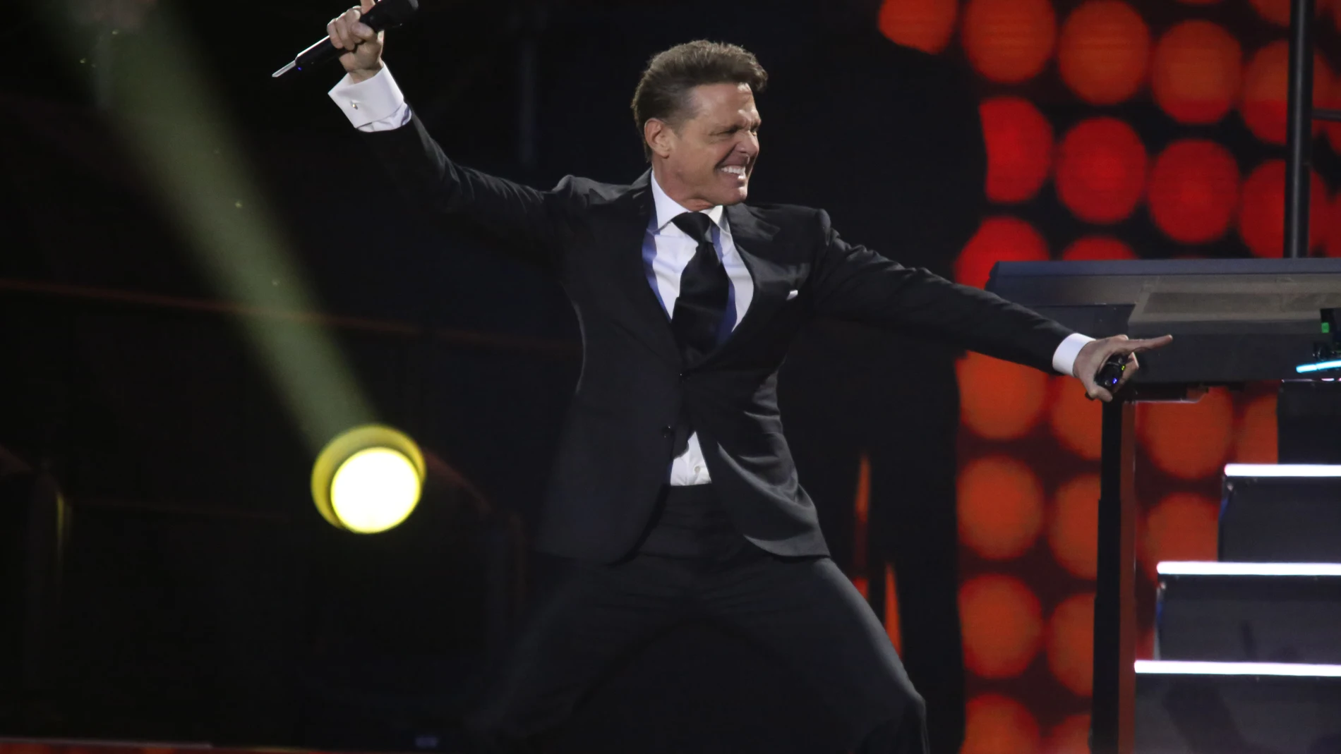Luis Miguel en el escenario de la plaza de toros de Los Califas durante su concierto a 28 de Junio de 2024 en Córdoba (España). LUIS MIGUEL;FAMOSOS;CONCIERTO;CANTANTE;MÚSICA;EVENTO; Leandro Wassaul / Europa Press 28/06/2024