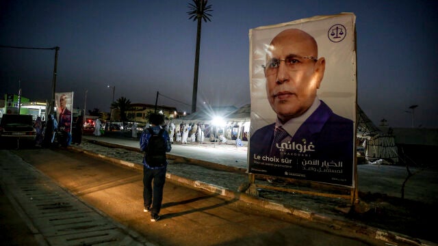 Una pancarta electoral con la imagen del presidente mauritano Mohamed Ould Ghazouani 