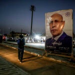 Una pancarta electoral con la imagen del presidente mauritano Mohamed Ould Ghazouani 