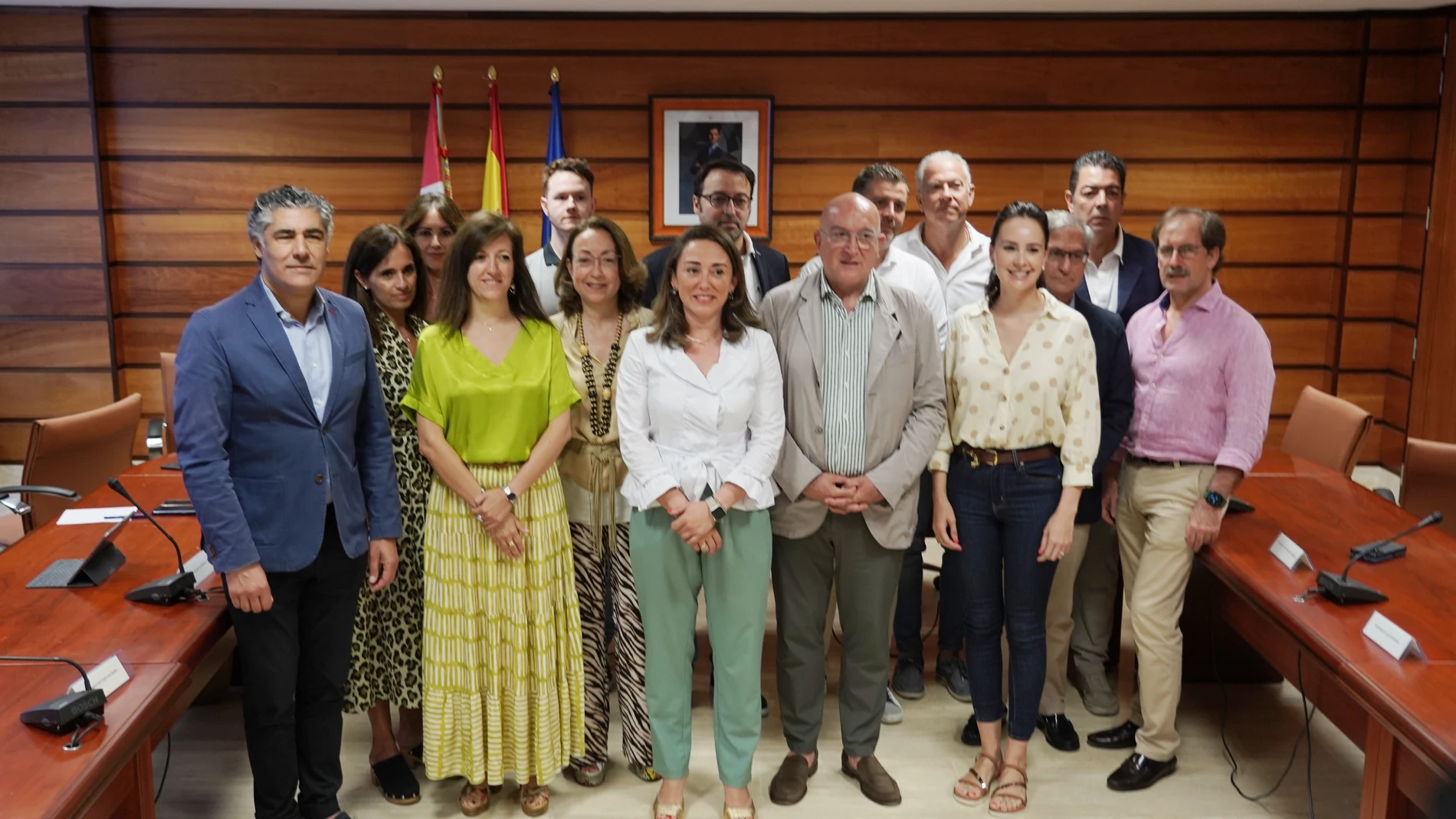 La consejera de Movilidad y Transformación Digital, María González Corral, suscribe un protocolo de colaboración en materia de transporte público de viajeros con el alcalde de Valladolid, Jesús Julio Carnero. al que asisten algunos de los alcaldes de los municipios del área metropolitana