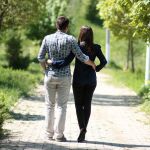 Pareja paseando por la naturaleza