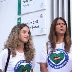 Silvia y Mónica, mujeres de dos de los guardias supervivientes, en el juzgado de Barbate