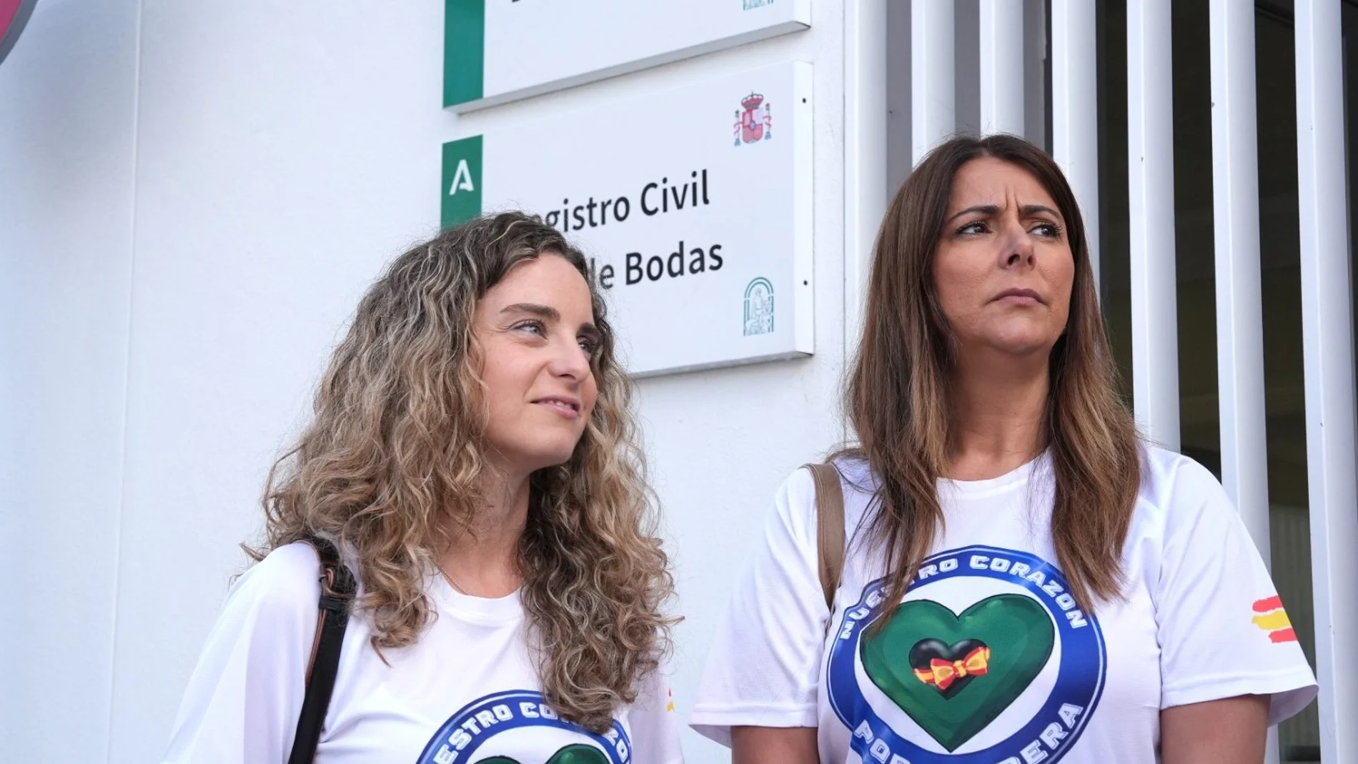 Silvia y Mónica, mujeres de dos de los guardias supervivientes, en el juzgado de Barbate