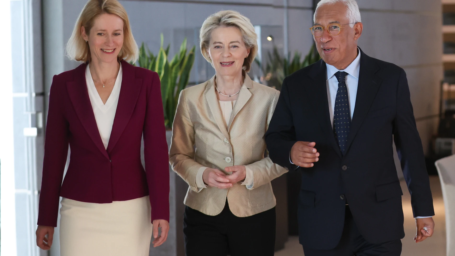 -FOTODELDÍA- BRUSELAS, 28/06/2024.- (De izq a dcha) La primera ministra de Estonia Kaja Kallas, la presidenta de la Comisión Europea, Ursula Von der Leyen, y el exprimer ministro portugués Antonio Costa, durante una reunión en el aeropuerto de Bruselas Airport, un día después de la Cumbre de la UE. Los jefes de Estado y de Gobierno de la Unión Europea acordaron este jueves nombrar a la conservadora alemana Ursula von der Leyen para un segundo mandato en la presidencia de la Comisión Europea y...