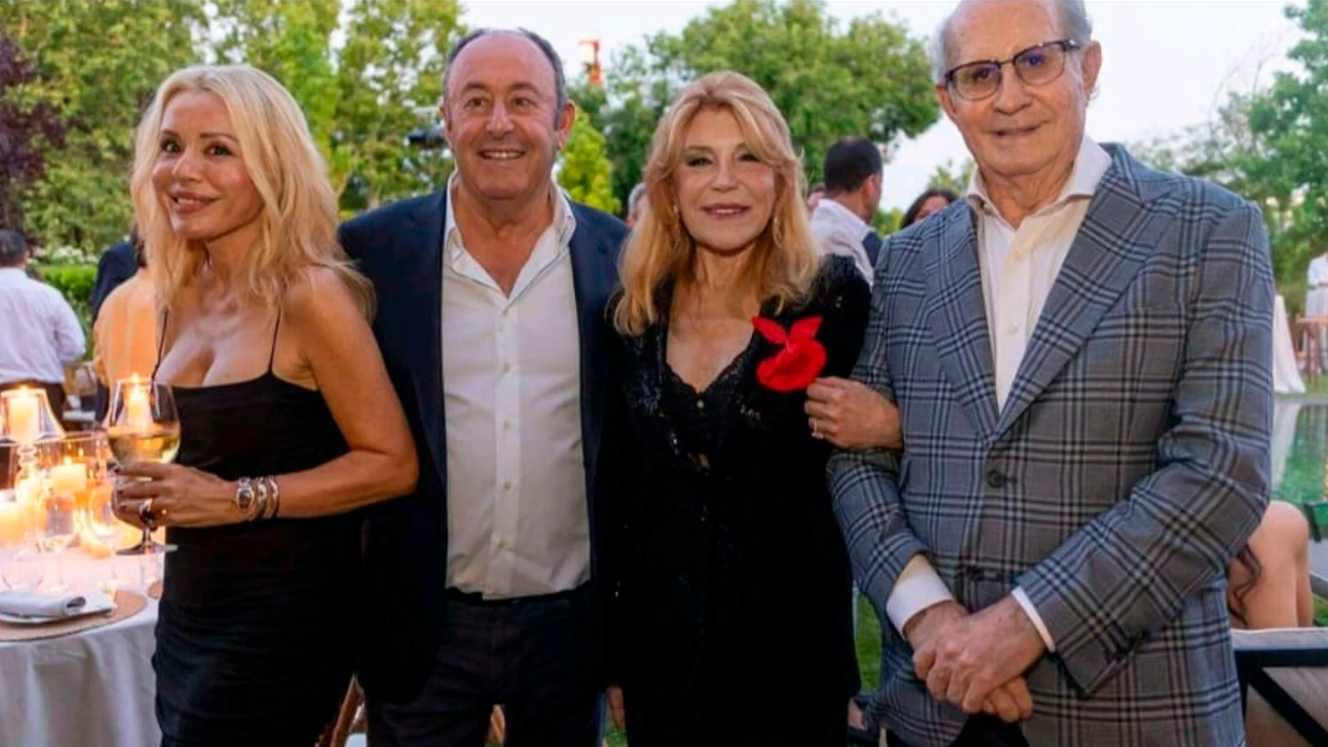 Pérez Simón junto a Carmen Thyssen, Lusmi Rodríguez el Chatarrero y Aurora Algar
