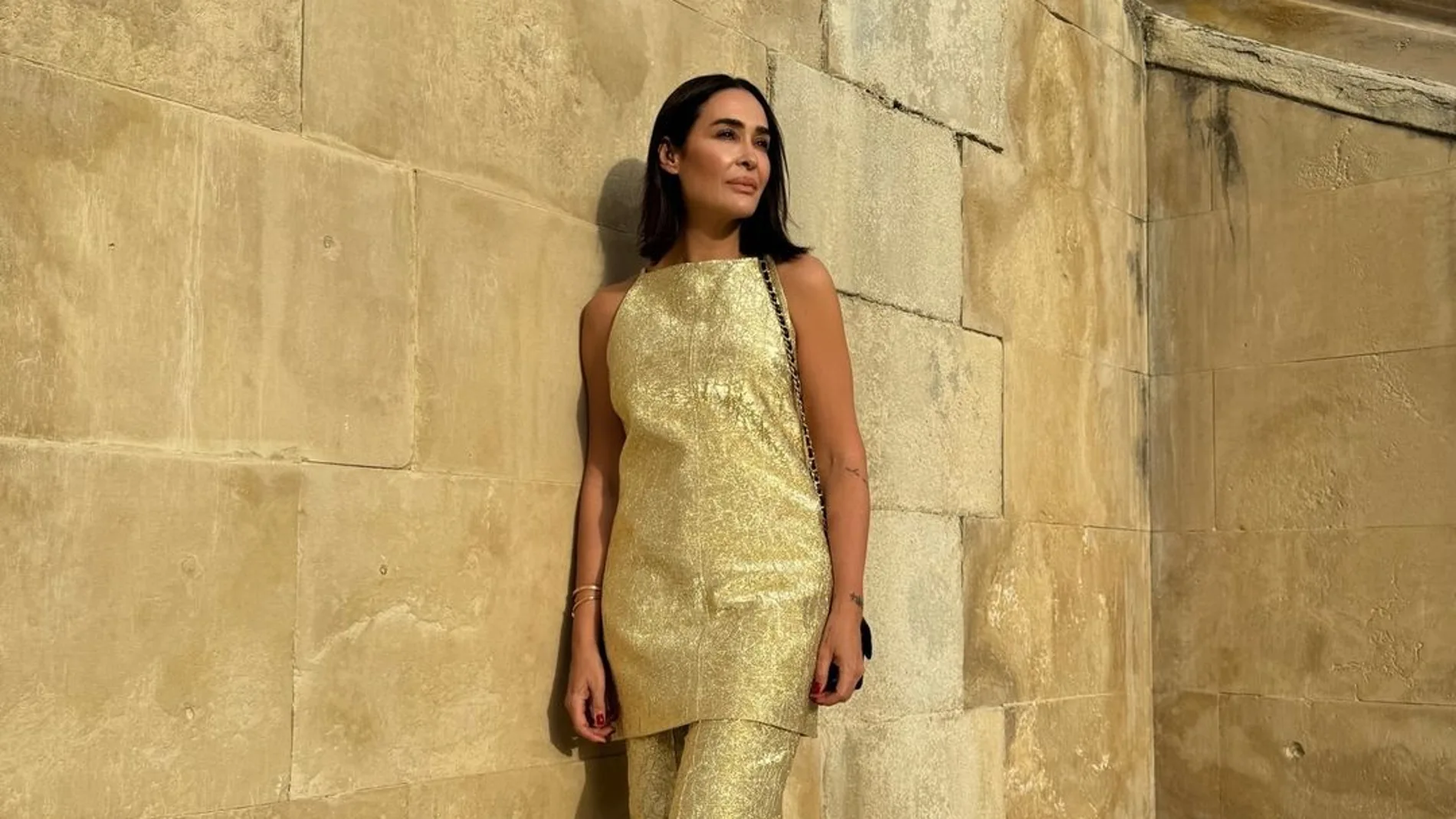 Vicky Martín Berrocal con look dorado.