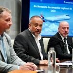 El presidente de la Diputación de León, Gerardo Álvarez Courel, y el responsable del Consorcio para la Gestión de la Promoción del Aeropuerto de León, Octavio González, acompañan al director comercial de Air Nostrum, Juan Corral, en la presentación de la nueva temporada de servicios aéreos del aeródromo leonés