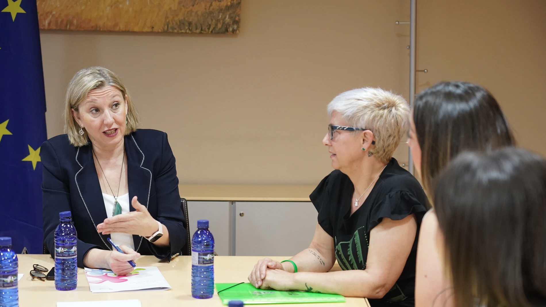 La consejera de Familia e Igualdad de Oportunidades, Isabel Blanco, presenta mejoras en la atención a los afectados por Esclerosis Lateral Amiotrófica (ELA) en Castilla y León junto a la presidenta de ELACyL, Rosa María Gómez