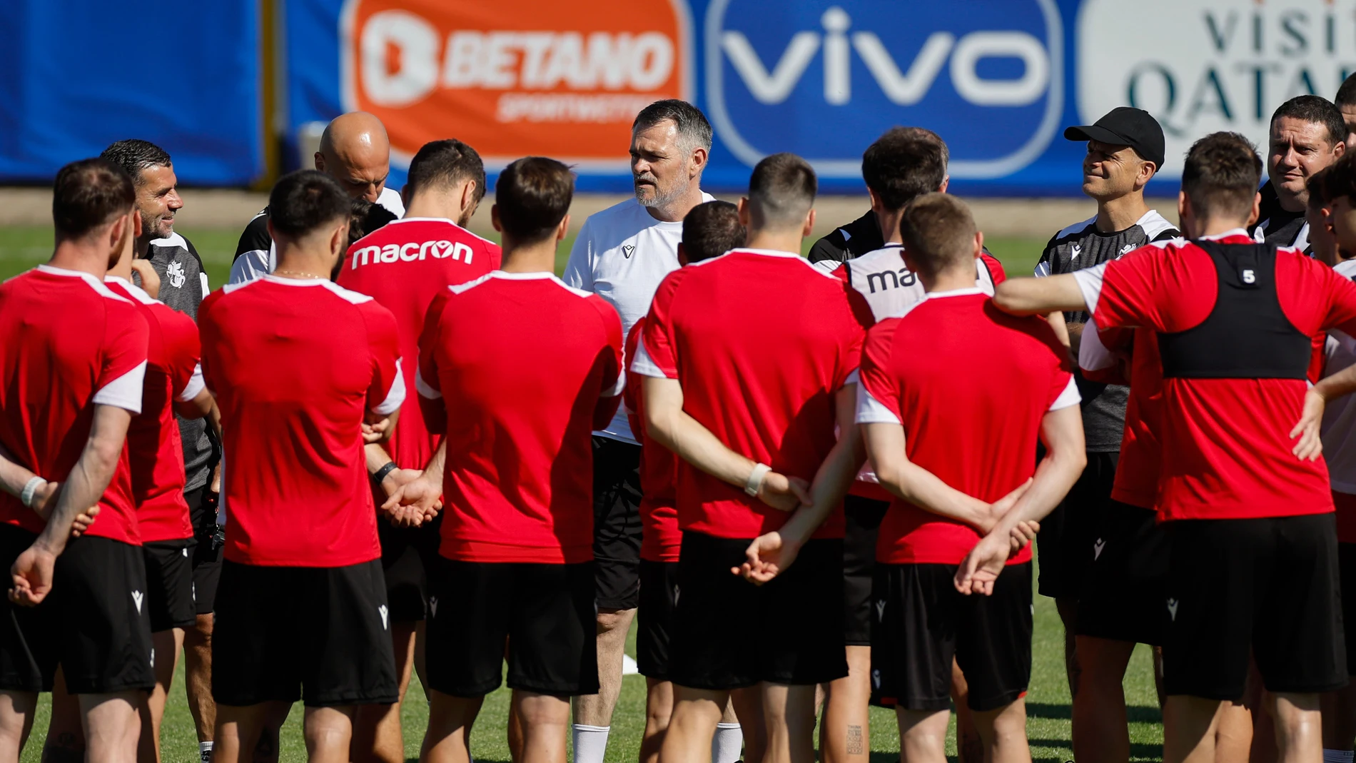 Willy Sagnol, en plena charla con los jugadores georgianos