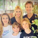 Carolina Cerezuela y Carlos Moyà, junto a sus tres hijos